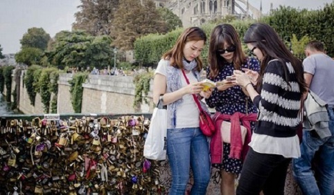 巴黎旅游的中国人