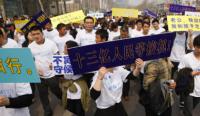 【中英双语】国外网民评论：中国乘客在机场抗议航班晚点