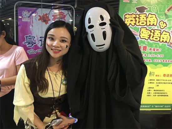 左:(心正在撕碎,假笑中暗含泪) 她怀里那个人是我该多好~ 右: 宝宝还是个孩纸~我什么都没看见..