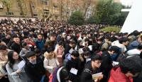【中英双语】“金饭碗”使得很多中国人涌向公务员考试
